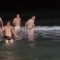 Cagliari, i giocatori festeggiano la salvezza con un bagno in piena notte